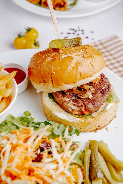 Hamburger met groentesalade