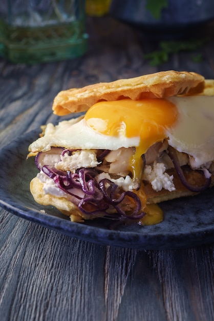 Hamburger met kaas en spek op ronde plaat