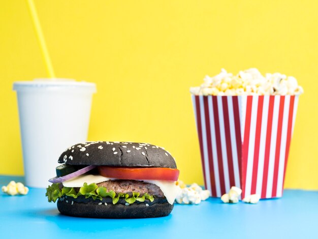 Hamburger met popcorn en frisdrank