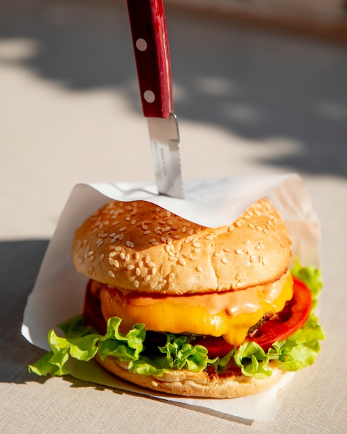 Hamburger met sla tomaten en kaas