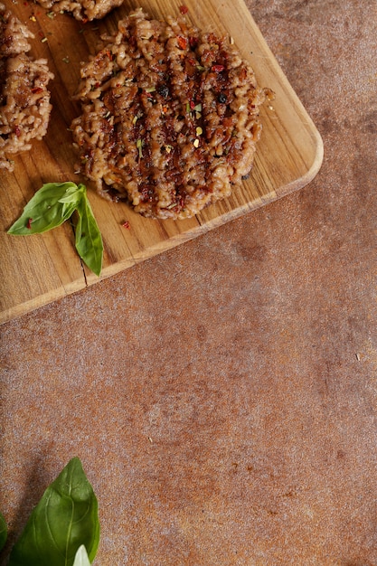 Hamburger op houten tafel