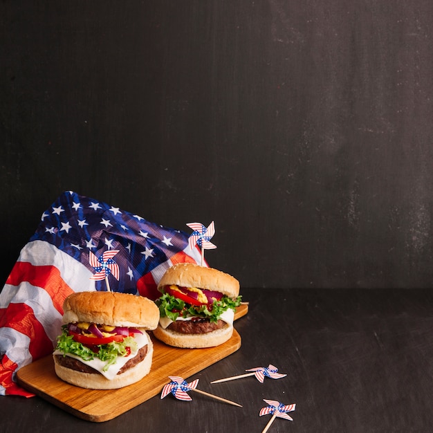 Gratis foto hamburger samenstelling met amerikaanse vlag en ruimte aan de rechterkant