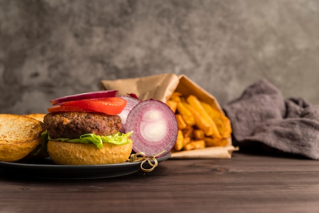 Hamburgeringrediënten en vage frieten