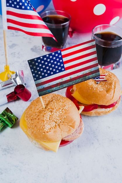 Gratis foto hamburgers cola feesthoornen en amerikaanse vlaggen