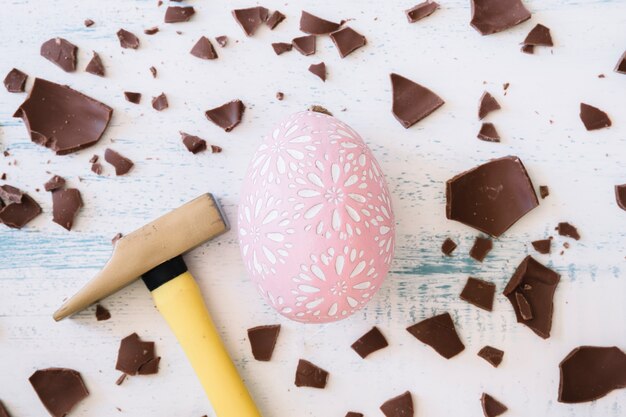 Hamer in de buurt van ei en chocolade