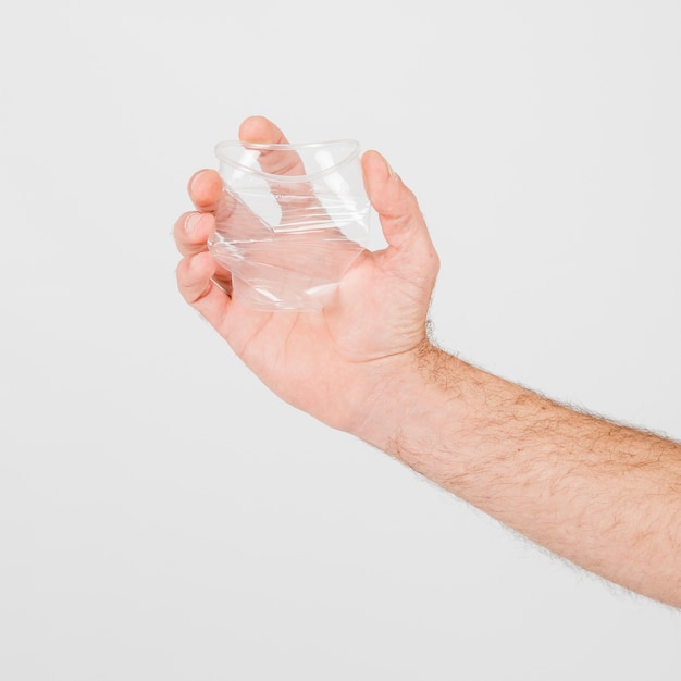 Hand bijsnijden met plastic beker