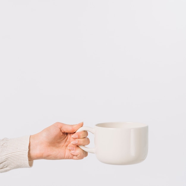 Hand bijsnijden met warme drank