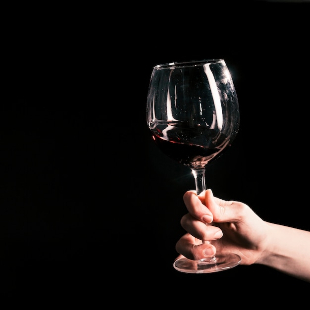 Gratis foto hand bijsnijden met wijnglas