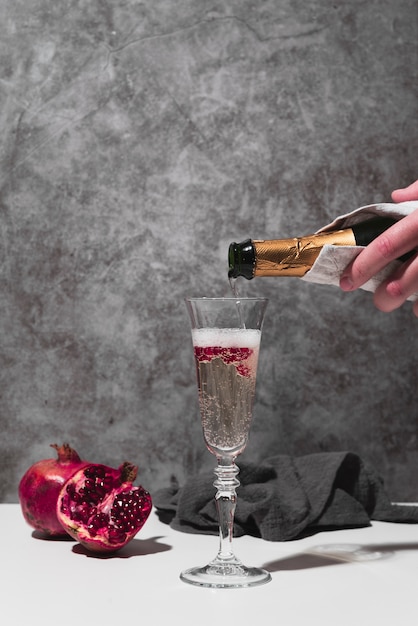 Gratis foto hand champagne gieten in glas