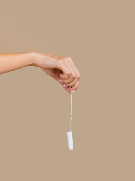 Hand die een tampon vooraanzicht houdt