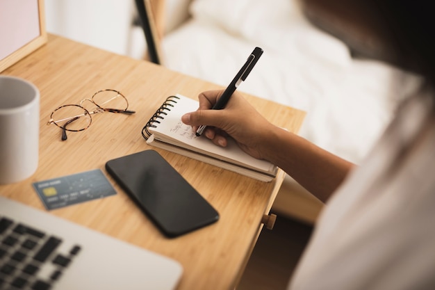 Hand die op bureauspot omhoog schrijft