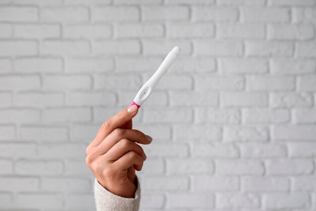 Hand die positieve zwangerschapstest houdt