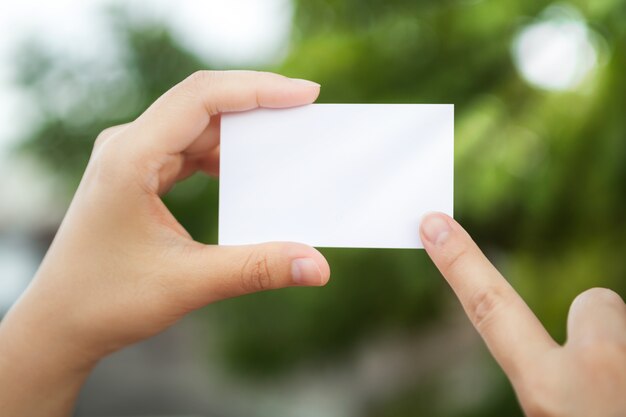 Hand houden van een white paper met de achtergrond onscherp