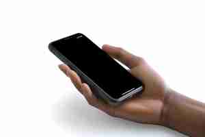 Gratis foto hand houdende mobiele smartphone met blanco scherm geïsoleerd op witte achtergrond
