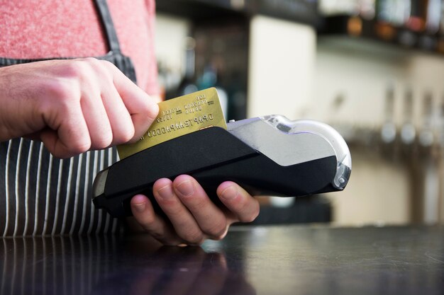 Hand jatten creditcard op kaartlezer apparaat