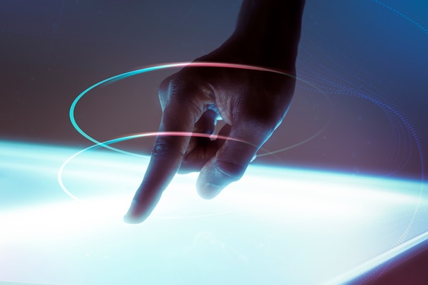 Hand met behulp van virtuele scherm geavanceerde technologie digitale remix
