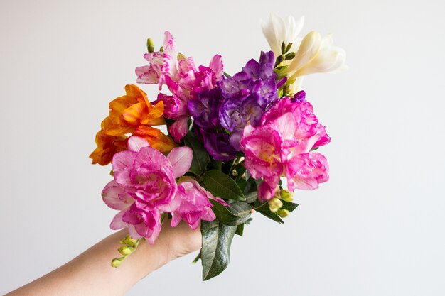 hand met boeket bloemen