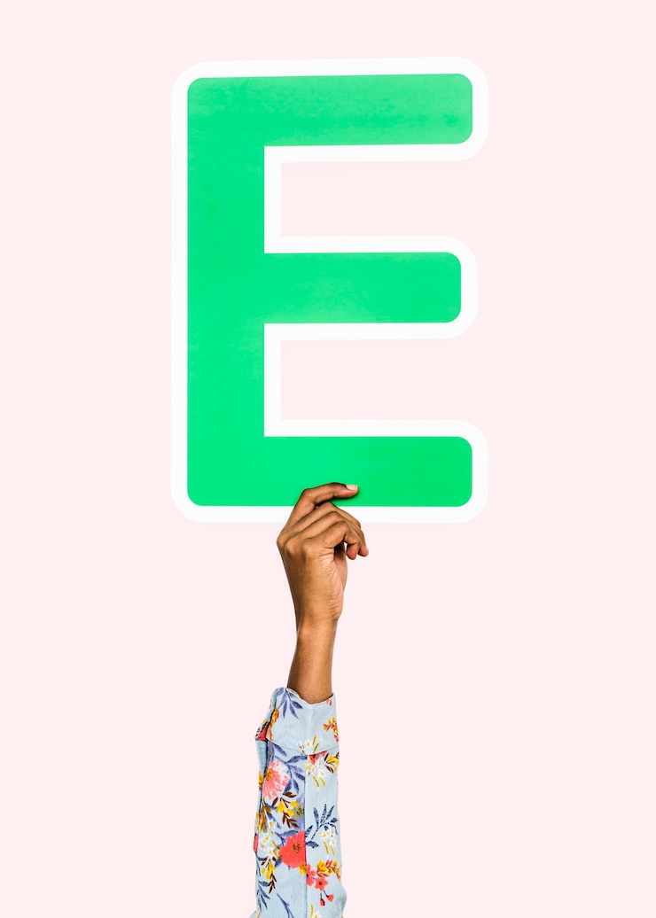 Gratis Foto hand met e-teken, geïsoleerd op lichtroze