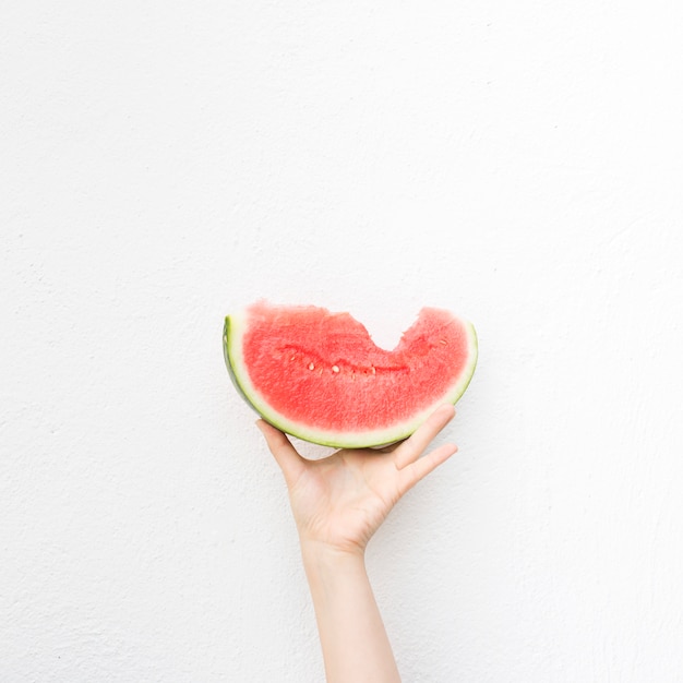 Gratis foto hand met een watermeloen
