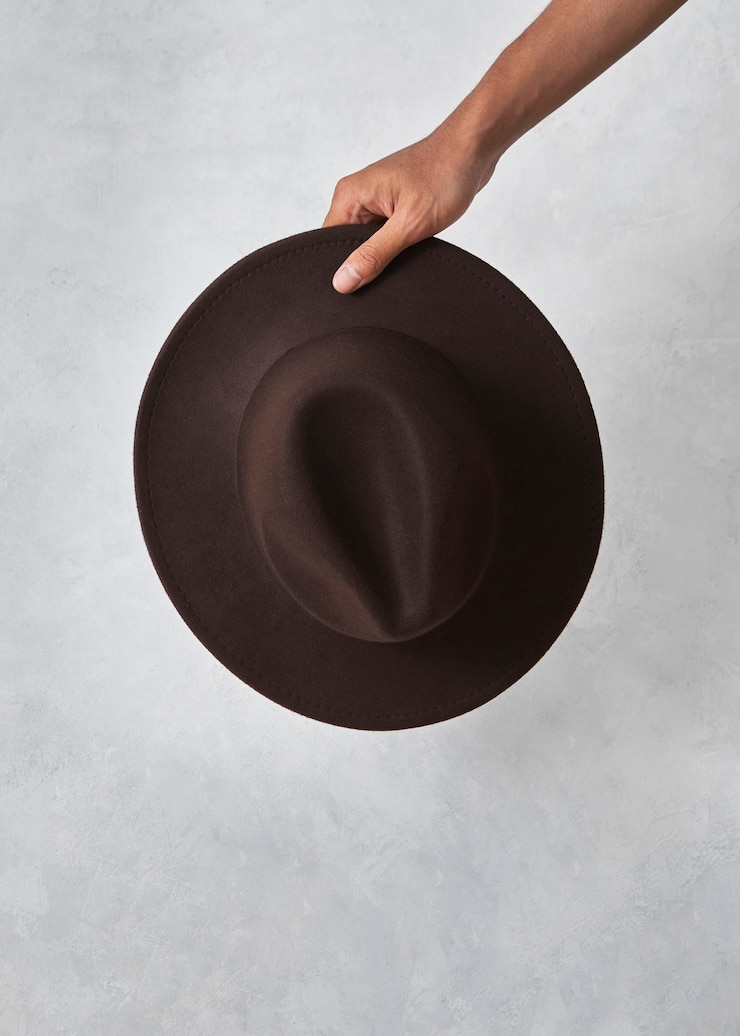 Gratis Foto hand met fedora hoed in de studio