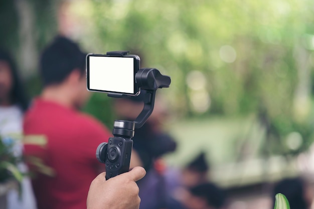 Hand met gimbal met smartphone record video