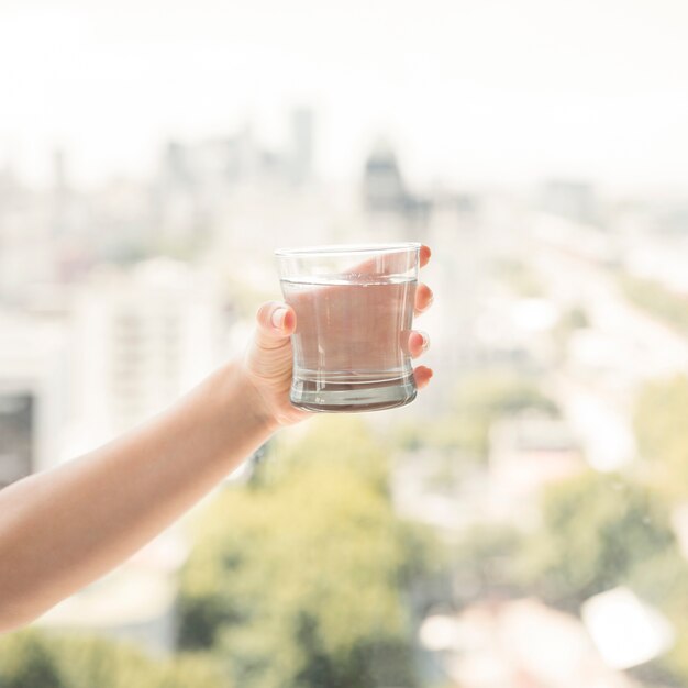 Hand met glas water