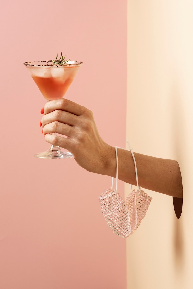 Gratis Foto hand met heerlijk drankje close-up