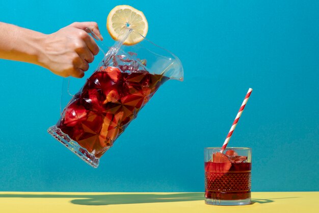 Hand met heerlijke sangria-drank