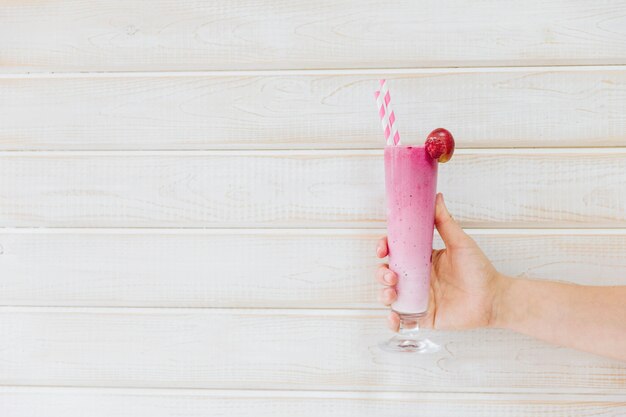 Hand met heerlijke zomer smoothie