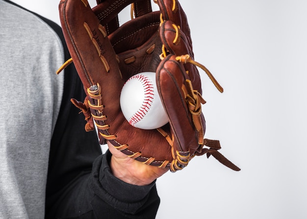 Hand met het honkbal van de handschoenholding