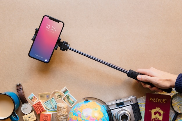 Gratis foto hand met hi-tech smartphone op monopod