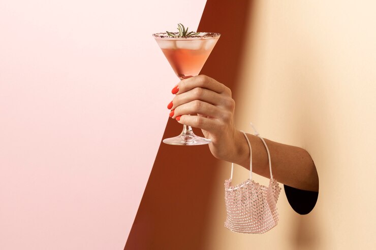 Gratis Foto hand met lekker drankje close-up