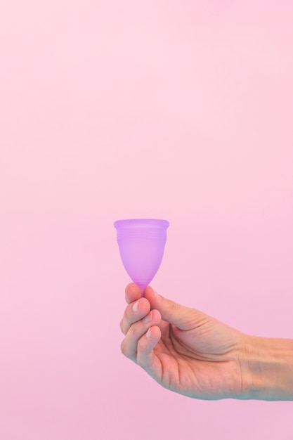 Hand met menstruatie cup