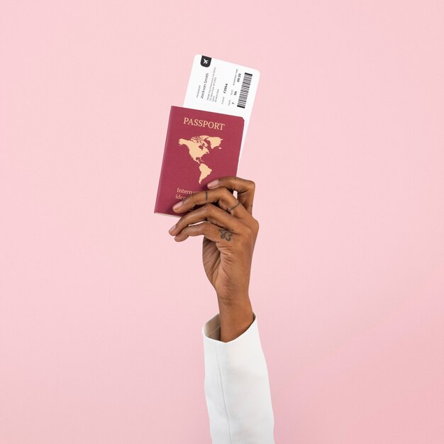 Hand met paspoort nieuwe normale reis