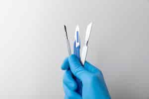 Gratis foto hand met rubberen handschoen met medische scalpel