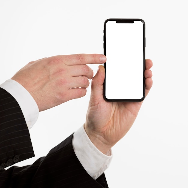 Hand met smartphone en erop gericht