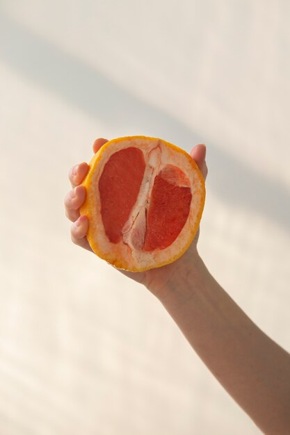 Hand met verse grapefruit zomer