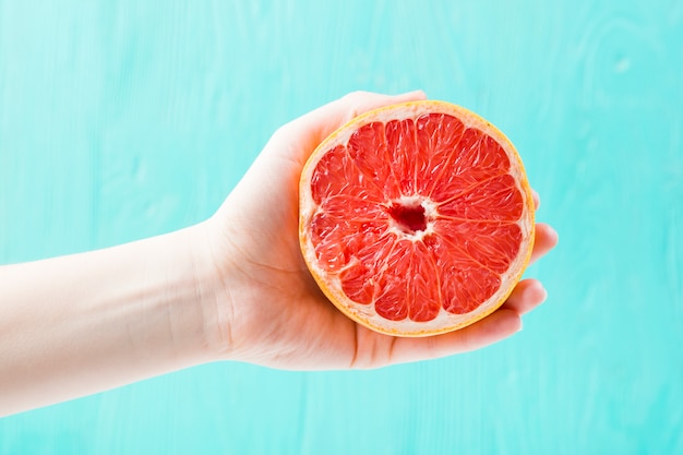 Hand met verse grapefruit
