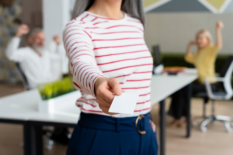 Gratis Foto hand met visitekaartje hoge hoek