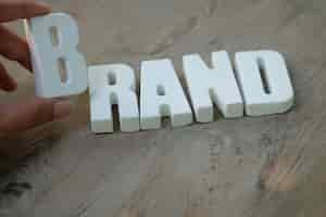 Gratis foto hand regelen witte letters brand