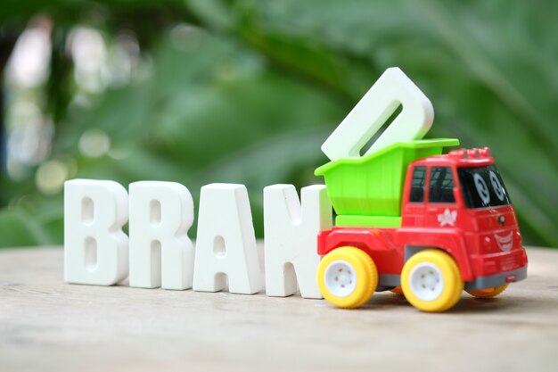 Gratis foto hand regelen witte letters brand