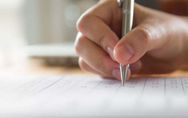 Hand schrijven op een papier met een pen