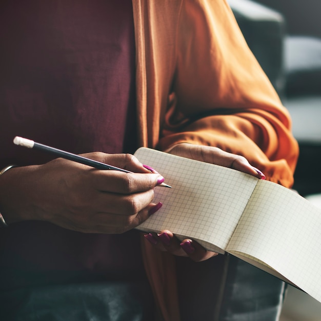 Hand schrijven van notitie naar een notebook