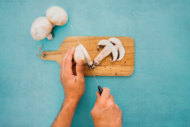 Gratis foto hand snijden paddestoel in plakjes