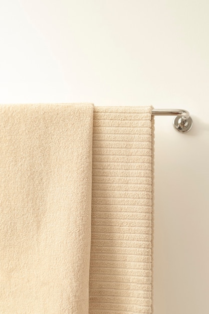 Gratis foto handdoek hangen in badkamer, huishoudtextiel