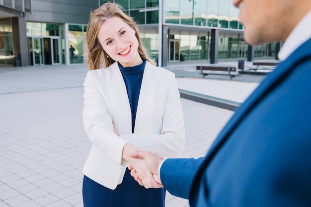 Gratis foto handdruk met vriendelijke zakenvrouw