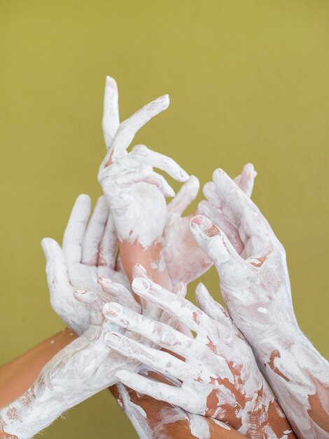 Handen beschilderd met witte verf