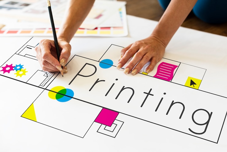 Gratis Foto handen bezig met netwerk grafische overlay banner op bureau