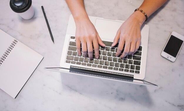 Handen bijsnijden met een laptop