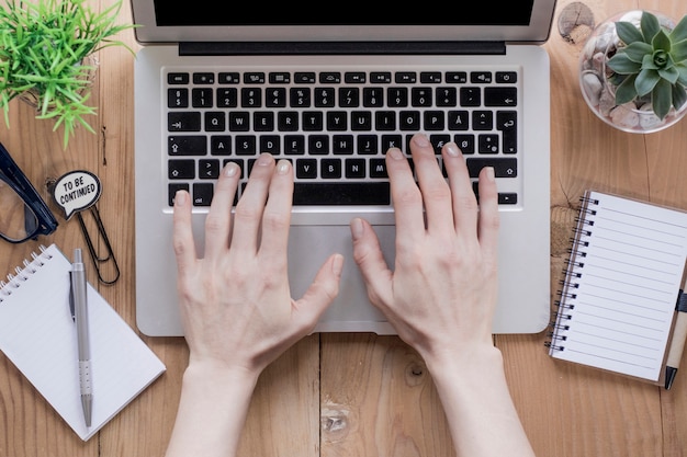 Handen bijsnijden met een laptop